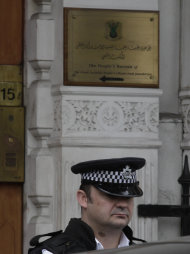 Egy brit rendőr áll őrt Líbia nagykövetséget Londonban, szerda, július 27, 2011.  Nagy-Britannia hivatalosan is elismerve Líbia legnagyobb ellenzéki csoport az ország legitim kormány, és kiutasították az összes diplomatái Moammar Gadhafi-rezsim.  (AP Photo / Lefteris Pitarakis)
