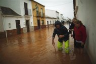 Una persona ha muerto ahogada y miles más han sido desalojadas en Málaga por las inundaciones provocadas por las intensas lluvias caídas el viernes en la región, donde la Junta de Andalucía ha declarado la alerta roja, informaron las autoridades. En la imagen, varias personas en la inundada Bobadilla, cerca de Málaga, el 28 de septiembre de 2012. REUTERS/Jon Nazca