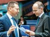 Ο υπουργός Οικονομικών Γιάννης Στουρνάρας με τον υπουργό Οικονομικών του Λουξεμβούργου Λουκ Φρίντεν, κατά τη διάρκεια του χθεσινού Eurogroup