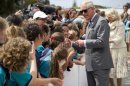 El príncipe Carlos de Inglaterra y su esposa, Camila, visitan un centro educativo en Auckland el lunes