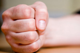 一項有趣的研究發現，緊握拳頭對於短期記憶力有加分效果。（圖片／取材自美國《赫芬頓郵報》）