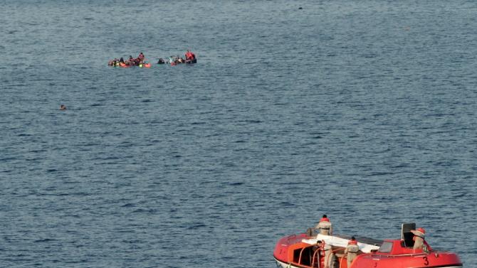 A passenger ferry&#39;s lifeboat approaches a sinking dinghy carrying migrants off the coast of Lesbos island early on September 7, 2015