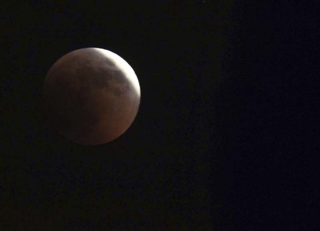 Raccolta foto dell'eclissi di Luna del 15 Giugno 2011  2011-06-16T003949Z-329089943-GM1E76G0O7301-RTRMADP-3-ALBANIA_073959