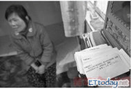大陸杭州一名送牛奶的「送乳員」，因為母親病危必須回鄉探望，為了怕耽誤送奶工作，竟然印了200多張紙條，連同兩天份的牛奶一起先送給客戶致歉。(圖／取自青年時報)