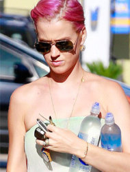 Katy Perry Pamer Rambut Baru Lagi, Pink!