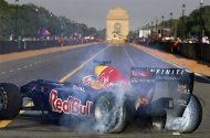 El piloto Daniel Ricciardo maneja un bólido Red Bull en una exhibición el sábado, 1 de octubre de 2011, en Nueva Delhi, India. (AP Photo) INDIA OUT