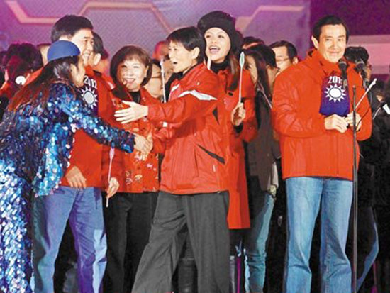 周美青主動向草蜢成員蔡一智握手，總統馬英九在一旁笑得很可愛。（圖／中時電子報）