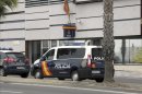 Varios vehículos de la Policía Nacional delante de la comisaría de Don Benito, en Badajoz. EFE/Archivo