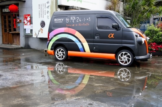 超吸睛的巡迴展行動咖啡車登場~~原本早上還是台北一貫的陰雨天，後來活動開始竟然出現許久不見的大太陽~