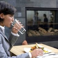 sipping water while eating lunch 4f34bd1566fbc Minum Air Putih Sebelum Makan Bikin Langsing
