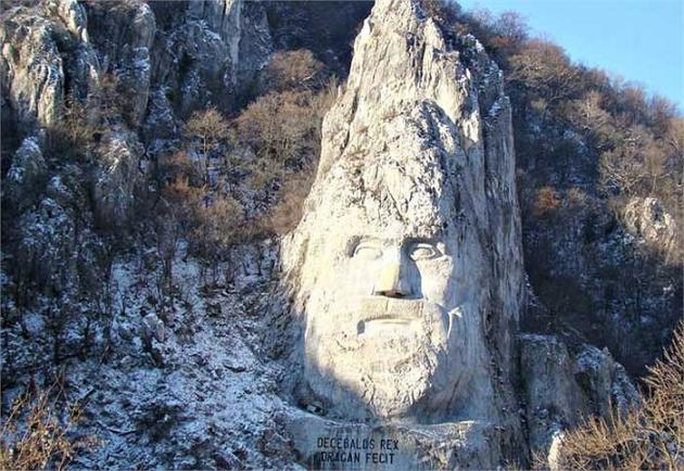 Kinh ngạc hình ảnh đầu ông vua trên vách núi