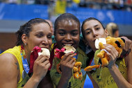 Jogadoras de vôlei do Brasil comemoram ouro no Pan de Guadalajara (Foto: AP)