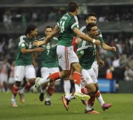 Mexico's Raul Alonso Jimenez (R) celebrates with teammates after scoring the second goal against Panama during their Brazil 2014 FIFA World Cup CONCACAF qualifier match, at the Azteca Stadium in Mexico City, on October 11, 2013