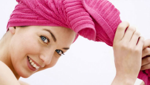 10 نصائح للمرأة لحماية شعرها من العوامل الخارجية Hair-washing-tips1-jpg_124749