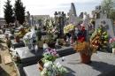 Vista de sepulturas adornadas con flores en el cementerio de La Almudena de Madrid. EFE/Archivo