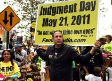 Pengikut Harold Camping saat menggelar aksi demonstrasi untuk mengumumkan hari kiamat akan terjadi pada Sabtu (21/5).