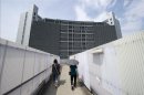 Dos mujeres se dirigen al Centro de Detención de Tokio al este de la ciudad. Japón, el único país industrializado y democrático junto con Estados Unidos que mantiene la pena de muerte, ejecutó a dos reos en agosto, tres en marzo y dos en septiembre de este año. EFE/Archivo