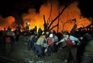 Equipes de resgate retiram vítimas do local da explosão em Yangun