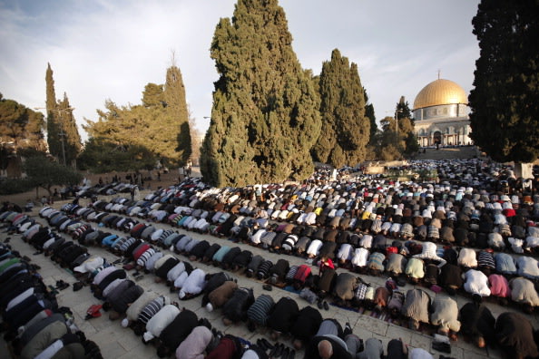  لقطات مبهرة لصلاة العيد من أنحاء العالم  154782795-jpg_194218