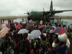 Raw: Chaos in Philippines As Victims Evacuate