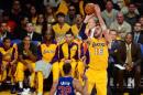 El pívot español Pau Gasol lanza a canasta durante un partido de la NBA entre Lakers y Clippers, el pasado 29 de octubre en Los Ángeles.