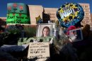 Homenaje de recuerdo a las víctimas del tiroteo de Tucson a las afueras del hospital de la localidad, el 20 de enero de 2011