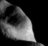 O asteroide Eros visto em detalhes graças às lentes da nave Near: a aproximação do 2005 YU55 permitirá conhecer os asteroides