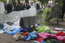 Varios activistas duermen en el centro de Moscú (Rusia) en las zonas de acampada permanente organizadas por los principales grupos de la oposición contra el presidente Vladímir Putin este domingo, 13 de mayo de 2012. EFE