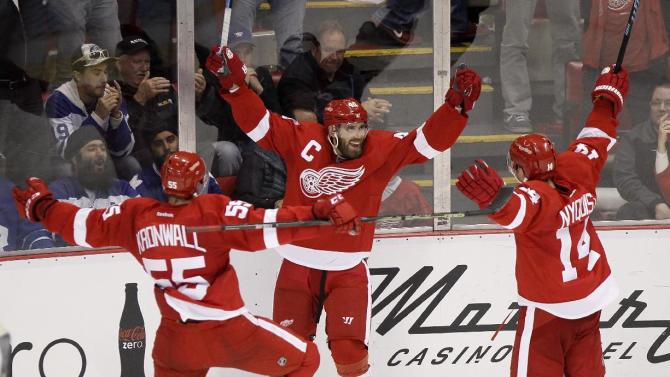 Zetterberg spares 10 seconds of OT to give Wings 1-0 win 201410182152787771017-p5