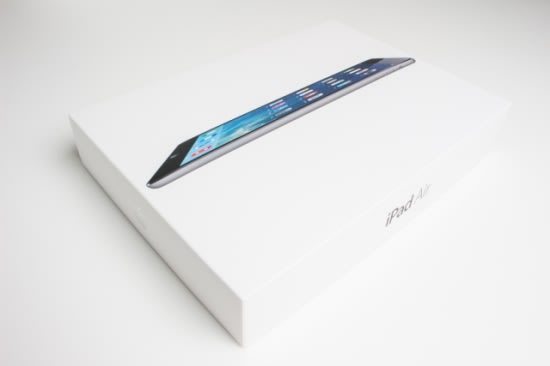 ▲ iPad  Air 外包裝與前幾代相同，最大不同在旁邊的字樣，標示著 iPad Air