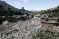 Una senda de rocas y escombros en los alrededores de Teresopolis, Brasil, indicio de un alud de lodo causado por las lluvias torrenciales de enero, el martes 26 de julio de 2011. Las lluvias torrenciales provocaron deslizamientos en las laderas de las montañas de Río de Janeiro y mataron a 981 personas. No se tiene noticias de otras 322, que probablemente hayan fallecido. Unas 32.000 se quedaron sin vivienda. (Foto AP/Silvia Izquierdo)