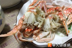 中醫師袁國山表示，乾癬患者對於貝殼類海鮮蝦子、螃蟹、羊肉、辣椒等食物，應該敬而遠之。（攝影／黃志文）