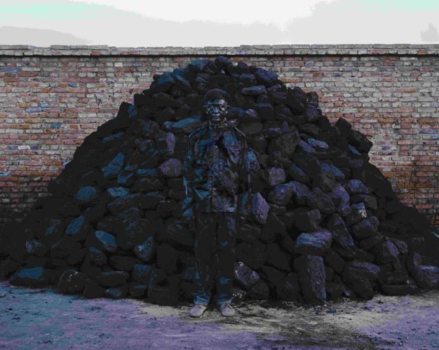 Liu_Bolin_HITC_No-95_Coal_Pile_photograph_118x150cm_2010