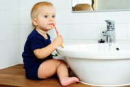 當小孩長出第1顆牙時，就應養成貝氏刷牙好習慣。
