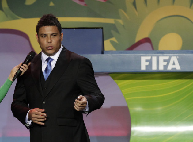 Ronaldo foi um dos ex-jogadores que compareceram ao sorteio da Copa do Mundo 2014 Brasil.