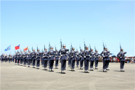 空軍臺南基地十日舉行「營區開放」活動，由空軍儀隊擔綱開場演出，為活動掀起第一波高潮。（軍聞社記者林敬傑攝）