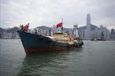 Una embarcación pesquera en el puerto Victoria de Hong Kong. EFE/Archivo