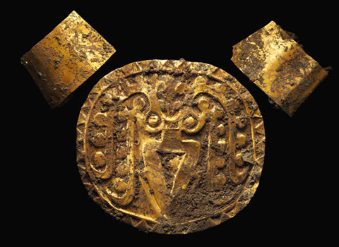 Cổ vật vàng ròng trong mộ nghìn năm tuổi Covat4