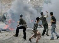 Remaja Palestina melempar batu melawan serdadu Israel, ilustrasi