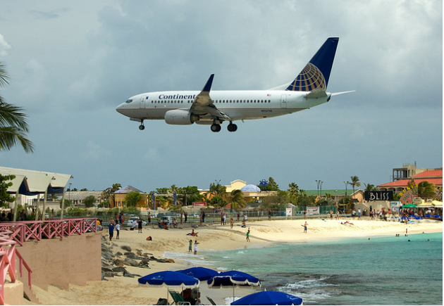A Continental jet approaches over the beach. (Photo: Angry Lemur/Flickr)