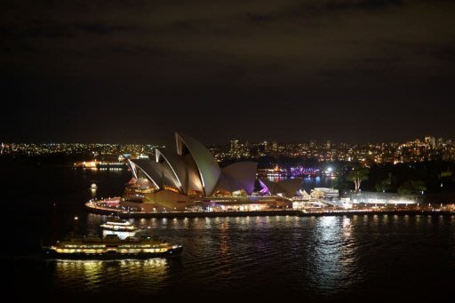 Photo Par Saeed Khan - L'Opéra de Sydney a été le premier édifice célèbre dans le monde à marquer samedi l'opération "Earth hour" -- une heure sans lumière -- qui mobilise la planète contre le réchauffement climatique chaque année depuis 2007