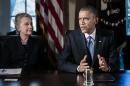 El presidente estadounidense, Barack Obama (d), habla junto a la secretaria de Estado de EEUU, Hillary Clinton (i). EFE/Archivo