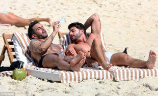 Marc Jacobs âu yếm người tình đồng tính trên bãi biển Marc_Jacobs__u_y_m_ng__i-d50f9fc76e0021f37a537d8494597256