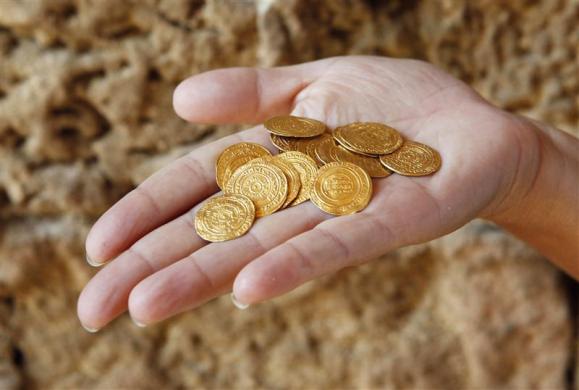 Koin emas berusia 1000 tahun yang ditemukan di salah satu lokasi Perang Salib, Tel Aviv 9 Juli 2012.