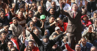 متظاهرو ماسبيرو يقيمون "زار" بالطبول لصرف "المجلس العسكرى" S120122714834