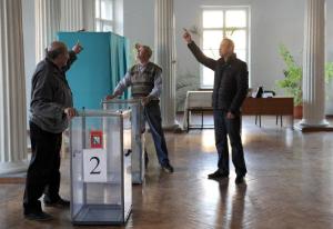 Funcionários preparar urnas em uma das mesas de voto ...
