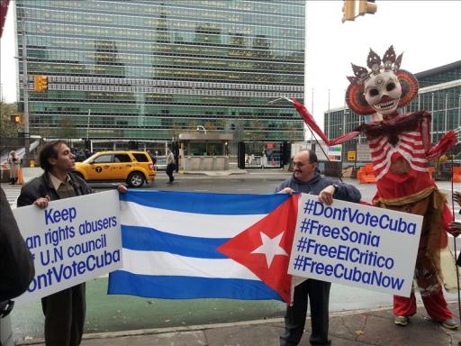 Grupos de defensa de los derechos humanos protestan frente a la sede de las Naciones Unidas contra el gobierno de Cuba. China, Rusia y Cuba fueron elegidas hoy para formar parte del Consejo de Derechos Humanos de Naciones Unidas, entre otros países criticados por organizaciones humanitarias por no respetar tales garantías. EFE