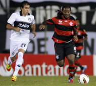 Vágner Love disputa bola na partida entre Flamengo e Olímpia.