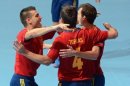 El jugador español Torras celebra con sus compañeros uno de los cuatro goles marcados contra Italia el viernes