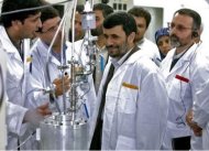 Ahmadinejad dengan para ahhli nuklirnya